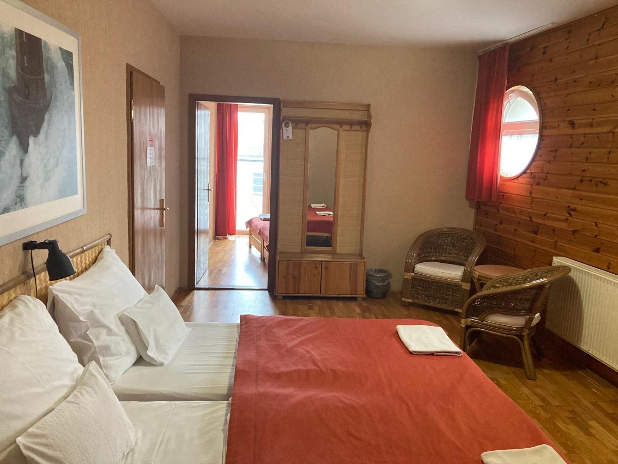 Nautilus Etterem Es Panzio Hotel Dabas ภายนอก รูปภาพ